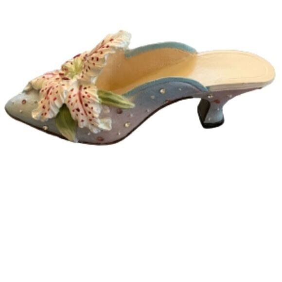 The Garden Party Glower Miniature Shoe is perfect for decorative accessory. - Picture 3 of 8